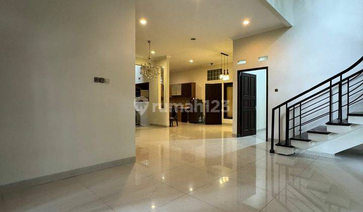 Disewakan Rumah Luas Modern di Batununggal 480m² 4KT 2