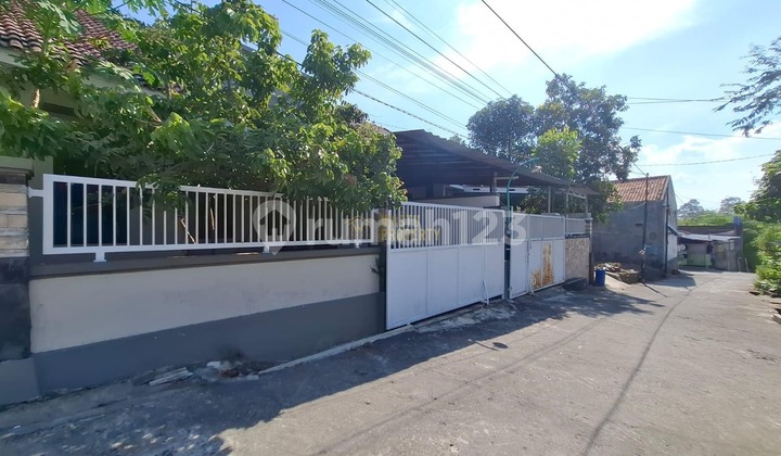 SPACIOUS SEMI-FURNISHED HOUSE 12 MINUTES TO UPN JOGJA CAMPUS SPACIOUS SEMI-FURNISHED HOUSE 12 MINUTES TO UPN JOGJA CAMPUS