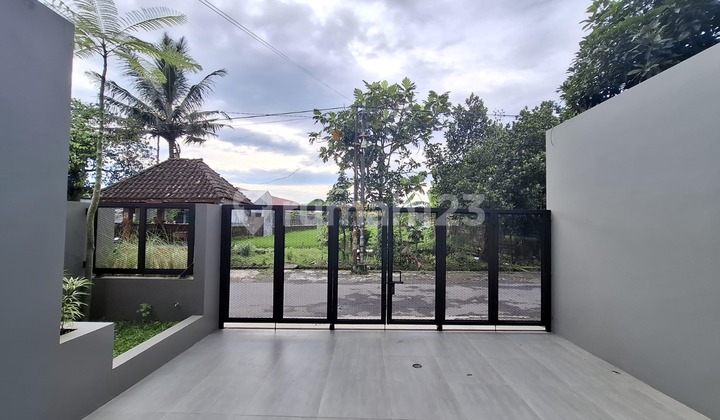 Ready-to-Occupy House, 2 Floors, Near Jalan Kaliurang KM 10 2