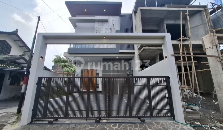Luxurious 2-Story House Near Kaliurang Street Km 8 Luxurious 2-Story House Near Kaliurang Street Km 8