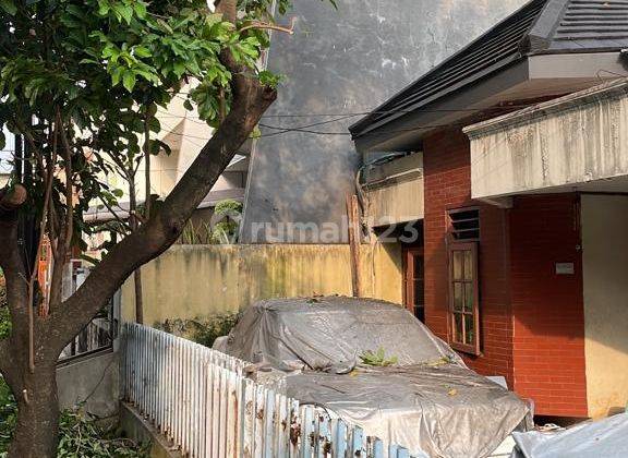 Dijual Rumah Depan Taman Bebas Banjir di Taman Kedoya Baru 1