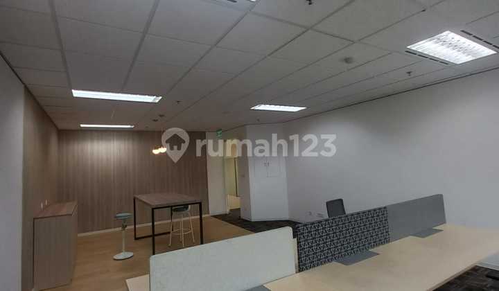 Sewa Ruang Kantor Minimalis Semi Furnish 60 m2 di Sentral Senayan