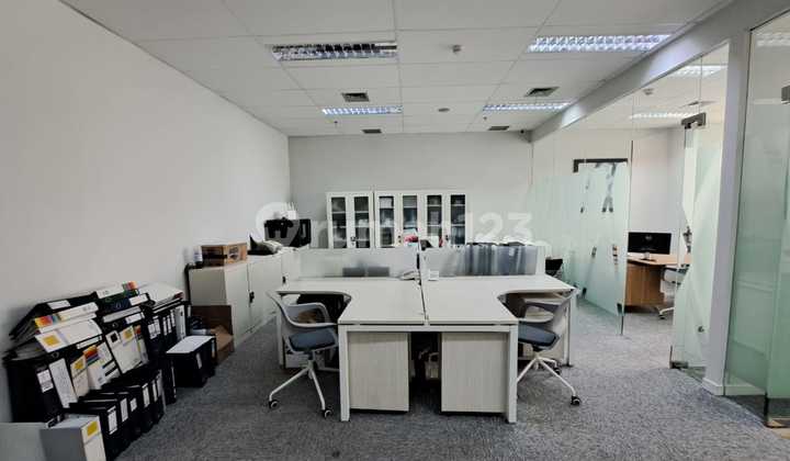 Sewa Kantor 139 m2 Full Furnish di SOHO Capital Central Park Jakbar