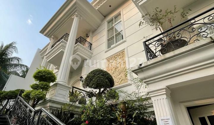 Rumah Mewah Dengan Model American Classic di Tirta Golf BSD