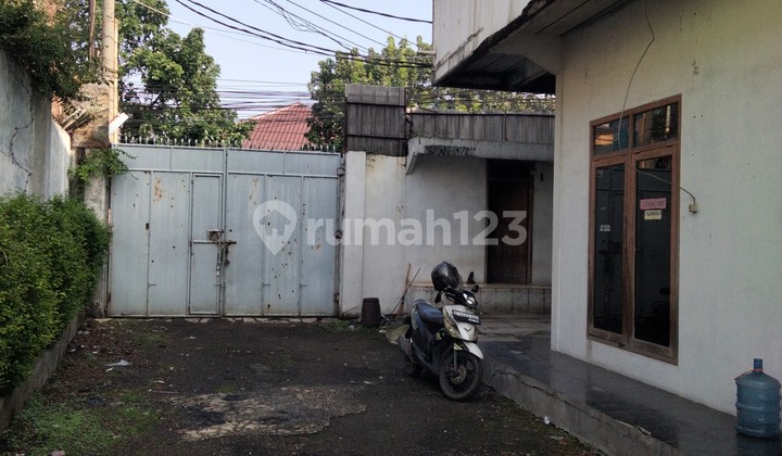 Gudang dan Bangunan Kantor Dekat Gerbang Tol Kopo