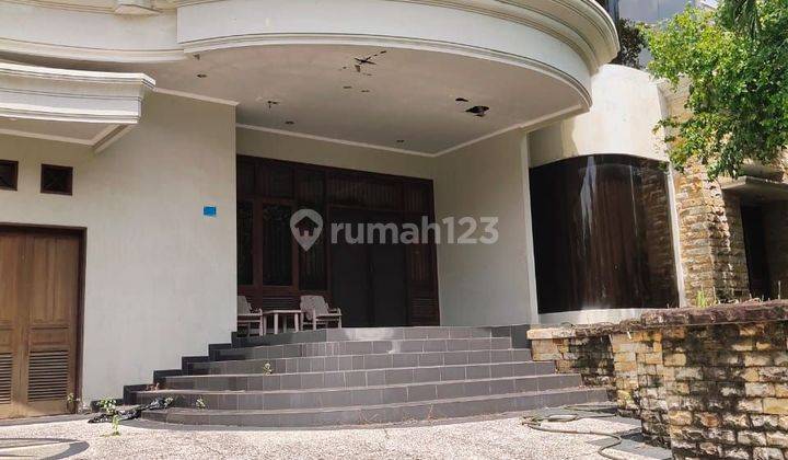 Rumah Classic 2 Lantai Dekat Club House Graha Family 2