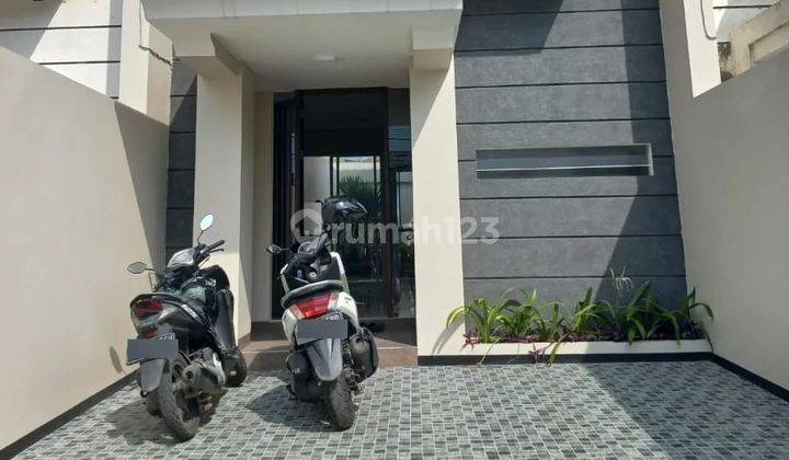 Rumah murah Minimalis 2 Lantai dekat ke pintu tol di Jatiwaringin 2