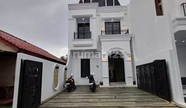 Beautiful and Luxurious Plot House in Jagakarsa 2