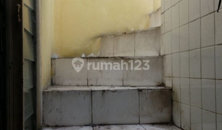 Old House Land Size Fits 3 Car Access by Main Road 2