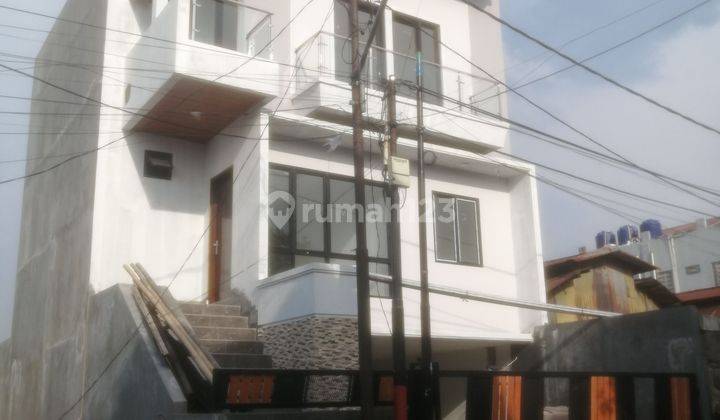 Rumah Cantik dan Mewah 3 Lantai Non Komplek di Duren Sawit 1