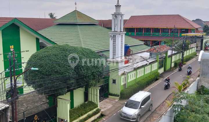 Rumah Cantik Ada Kolam Renang Lokasi Strategis, Aman, dan Nyaman 2