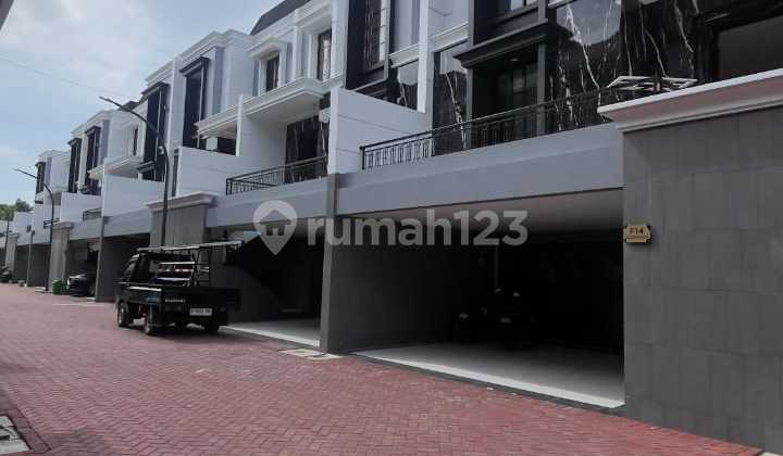 Rumah 3 Lantai Dlm Cluster Elit Dekat Tol Bangunan Bata Merah