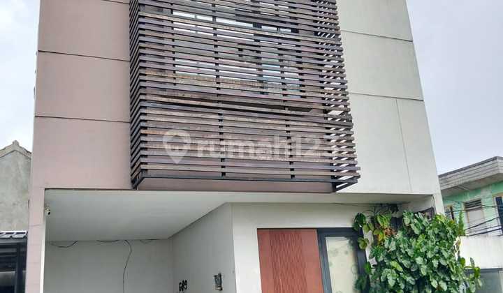 Rumah Mewah Ada Kolam Renang Pribadi Lokasi Aman dan Nyaman Rumah Mewah Ada Kolam Renang Pribadi Lokasi Aman dan Nyaman