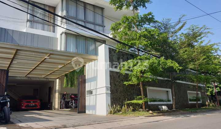 Charming Ready-to-Occupy House with a Peaceful and Lush Atmosphere