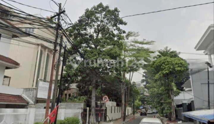 For Sale: Former Campus Building on a Square-Shaped Land Plot