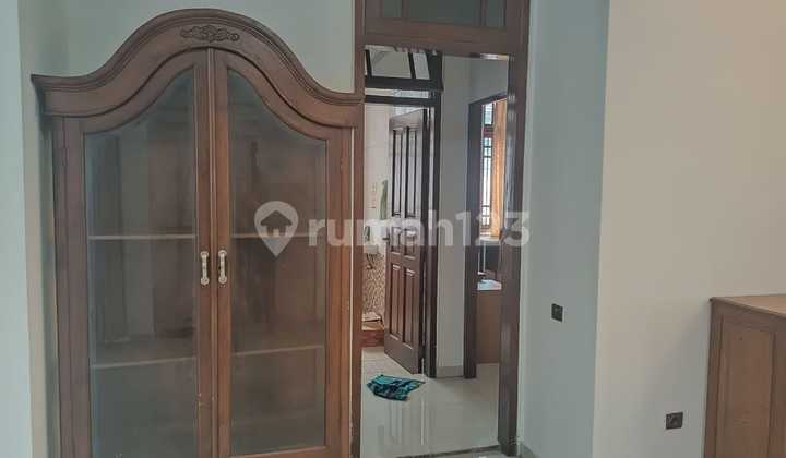 Disewakan Rumah Semi Furnish di Menteng  2