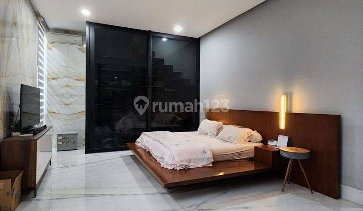 Rumah Cantik 3,5 Lantai, Modern And Luxurious Design  1