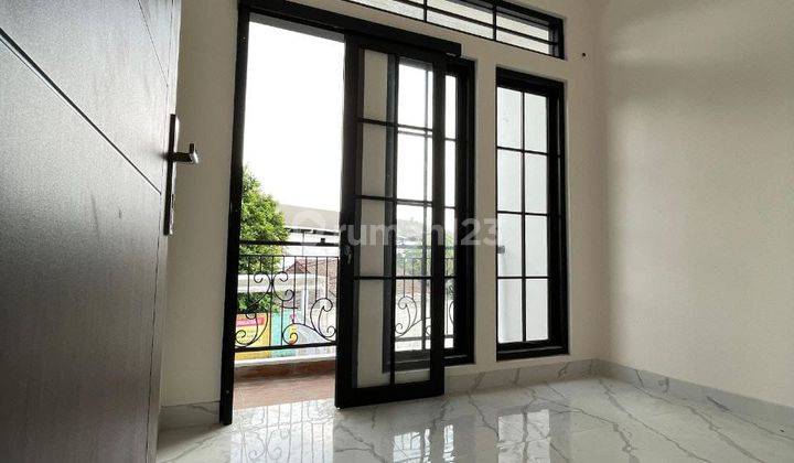 Rumah Cantik 2 Lantai Di Dekat Pal Depok Dan Jalan Raya Kelapa Dua Depok..dekat St Ui,pondok Cina 2