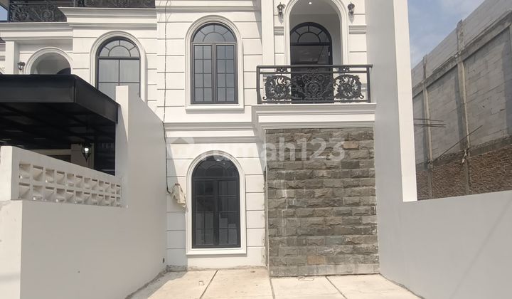 Rumah 21/2 Lantai + Rooftop/ Meizanine di Cibubur Harjamukti Dekat LRT Harjamukti