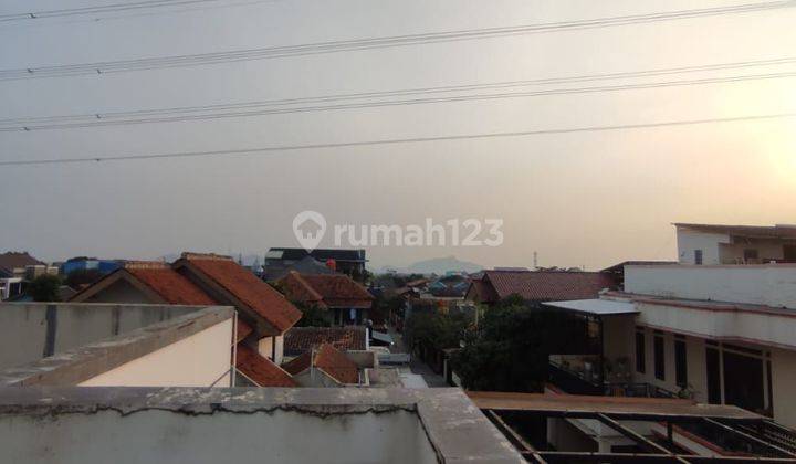 Rumah 2.5 lantai di Jalan Terusan Cimahi, di bawah harga pasaran, posisi hook, ada rooftop, bagus 2