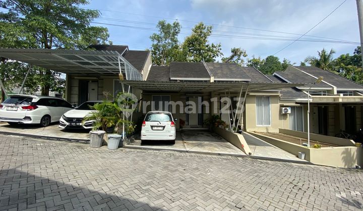 Minimalist Modern House in Gamping - One Gate System & Near Campus