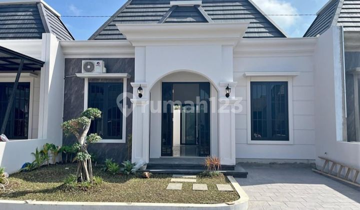 Classic European House in the North of Seyegan Near the Jogja-Magelang Toll Gate 2