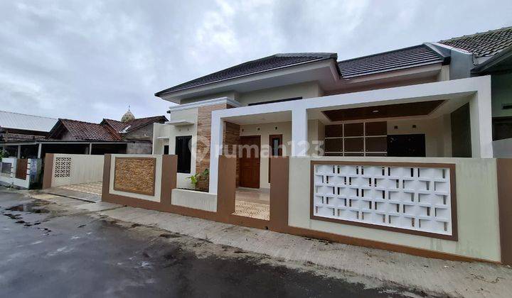 Rumah Cantik Desain Fungsional 3 Kamar 900 Jt an di Jl Raya Tajem 2