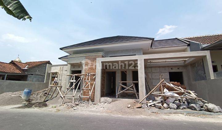 Rumah Modern Mewah Dekat Jalan Raya di Kalasan  1