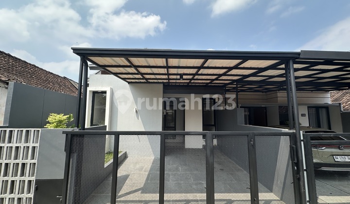 Rumah Tropis di Sleman Kota, Bonus Lengkap Kitchen Set Hingga Kanopi!