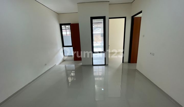Rumah Tropis di Sleman Kota, Bonus Lengkap Kitchen Set Hingga Kanopi!