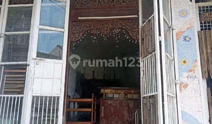 Old Building (Attached Shop Houses) Hook Model and Building Very Suitable for Opening Cafe, Laundry, and Other Businesses. The Building's Location is Very Supportive for Various Types of Businesses. 2