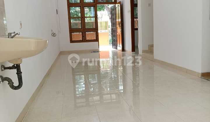Wow Rumah Siap Huni Tanjung Duren 3 Lt Baru Renovasi. Dpn Taman Adem Bgt . Sejauh Ini Tdk Pernah Bsnjir Ya.... Jd Aman Bebas Tenang