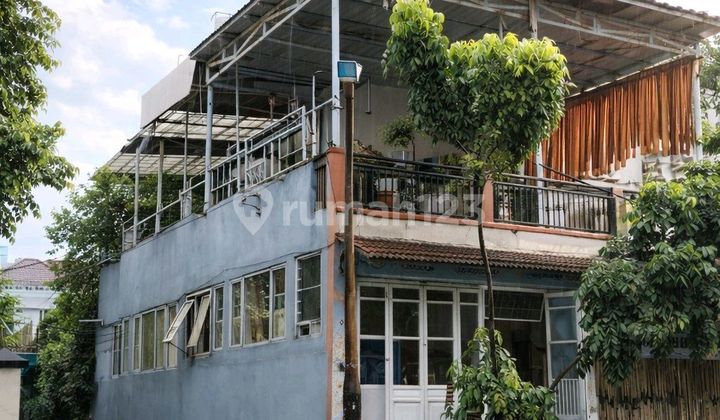 Old Building (Attached Shop Houses) Hook Model and Building Very Suitable for Opening Cafe, Laundry, and Other Businesses. The Building's Location is Very Supportive for Various Types of Businesses. 1