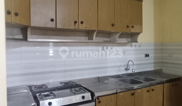 House for Rent in Duri Kepa Per Year, 2 Floors, Suitable for College Students Due to Many Rooms