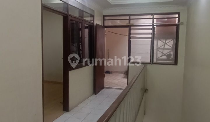 Duri Kepa Rumah 2 Lt Siap Huni Bebas Banjir Rumah Terenovasi Semi Furnish . Harga Special