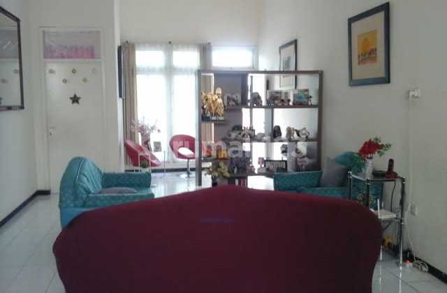 Selling a house in Kedung Baruk. Buy directly, no need to wait. 2