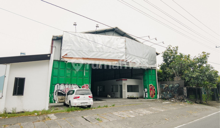 For Sale/Lease Strategic Warehouse on South Ringroad, Prime Access & Spacious, Best Investment Choice, Singosaren, Banguntapan, Bantul