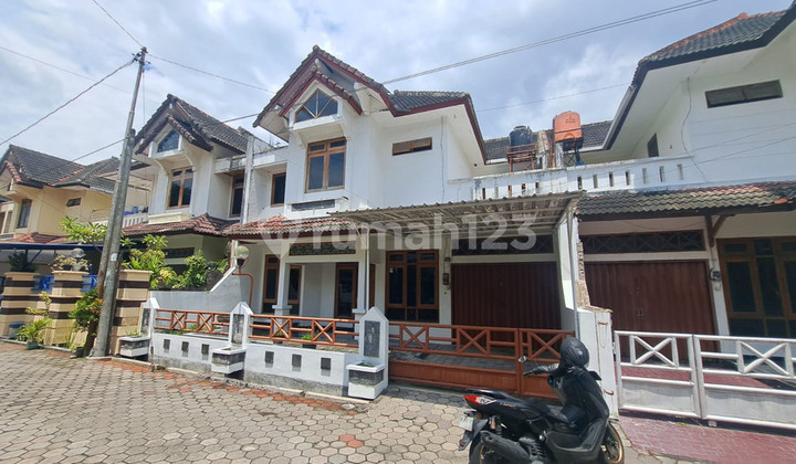 For Sale: 2-Story House in a Housing Complex Near Jalan Godean Km 2.8, Ngestiharjo, Kasihan, Bantul Price: IDR 1,900,000,000 2