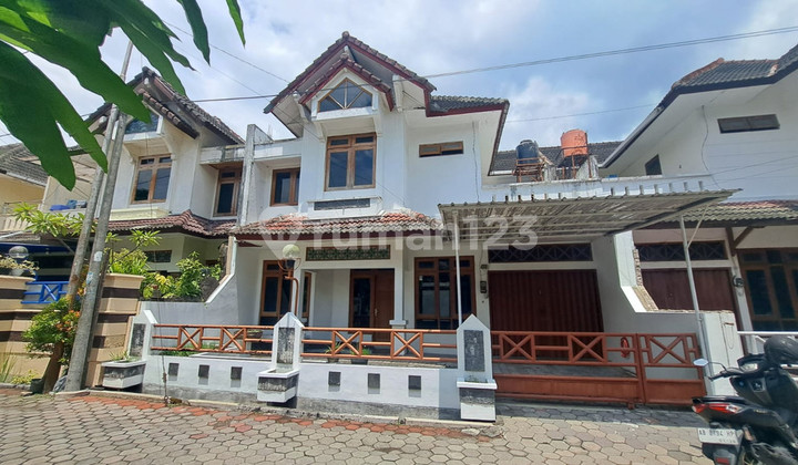 Dijual Rumah 2 Lantai Dakam Perum Dekat dengan Jalan Godean Km 2.8, Ngestiharjo, Kasihan, Bantul Harga: Rp 1.900.000.000 Dijual Rumah 2 Lantai Dakam Perum Dekat dengan Jalan Godean Km 2.8, Ngestiharjo, Kasihan, Bantul Harga: Rp 1.900.000.000