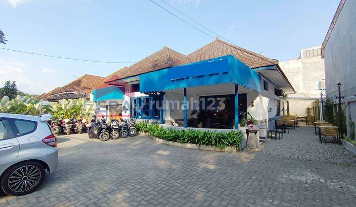  Rumah Luas Samping Jalan Bekas Cafe Bagus di Klojen 1