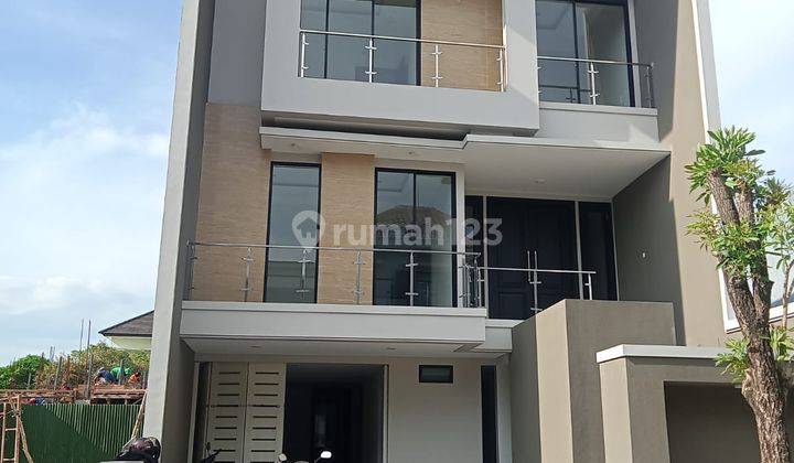 Rumah Baru Minimalis Modern 4 Lantai di Pakuwon Indah 1