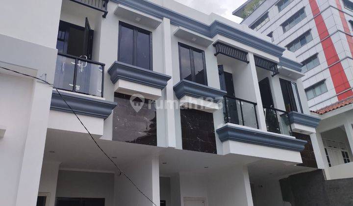 Rumah Mewah 3 Menit Pusat Kuliner 2 Lt Model Eropa Cempaka Putih  1