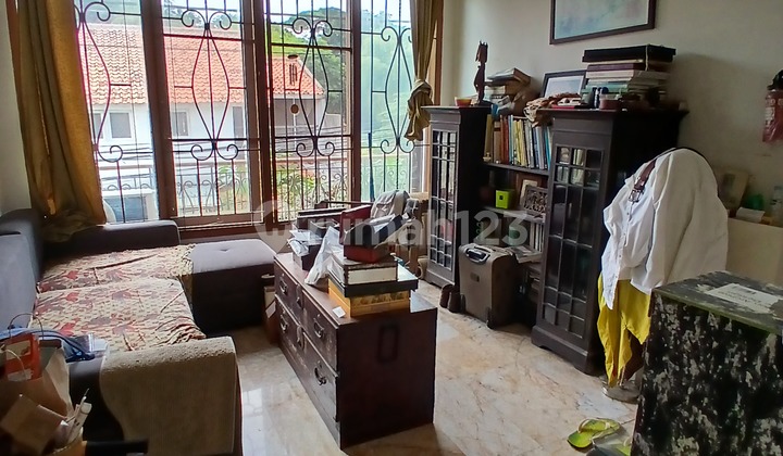 Rumah di Menteng, Jakarta Pusat / Unfurnished/ Strategis