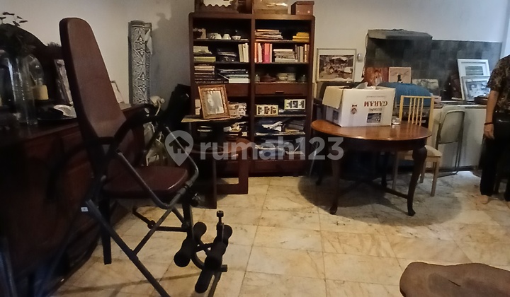 Rumah di Menteng, Jakarta Pusat / Unfurnished/ Strategis