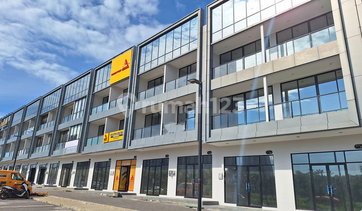 Disewakan Ruko Mega Kuningan PIK 2 .  2 Ruko Gandeng Sudah Jebol . Hadap jalan raya utama.