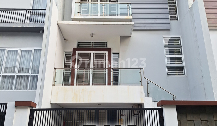 FOR RENT House in PIK 7x17 3 Floors 5 Bedrooms. Good location near toll road and school. FURNISHED 2