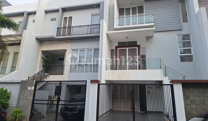 DISEWA Rumah PIK 7x17 3 Lantai 5 Kamar . Lokasi Bagus dekat tol dan sekolah. FURNISHED