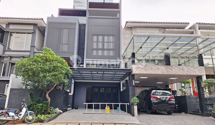 Luxury Home Pantai Indah Kapuk Full Furnished 8x24 3 Floors. Elite Crown Golf Cluster. Fully Renovated