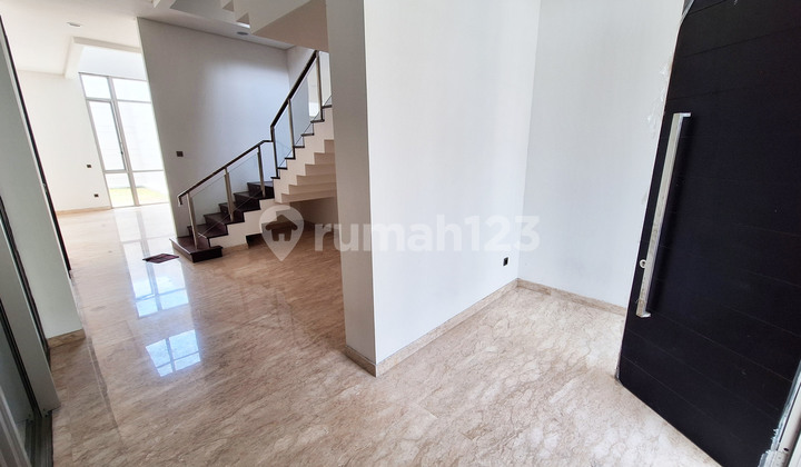 Dijual Rumah PIK View Lapangan Golf . 10x32 3 lantai . siap huni . TERMURAH  2