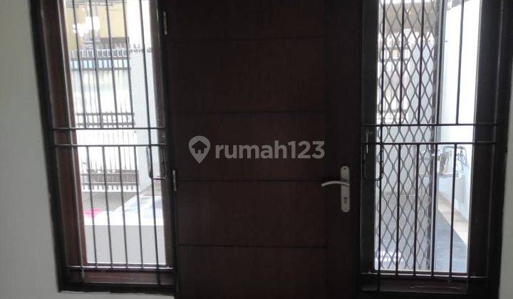 Di Jual Rumah Taman Ratu Jakarta Barat
1,5 Lantai
lt : 7x18
kt : 2+1
km : 2
hadap Timur
shm 
harga : 1,9 M Nego 2